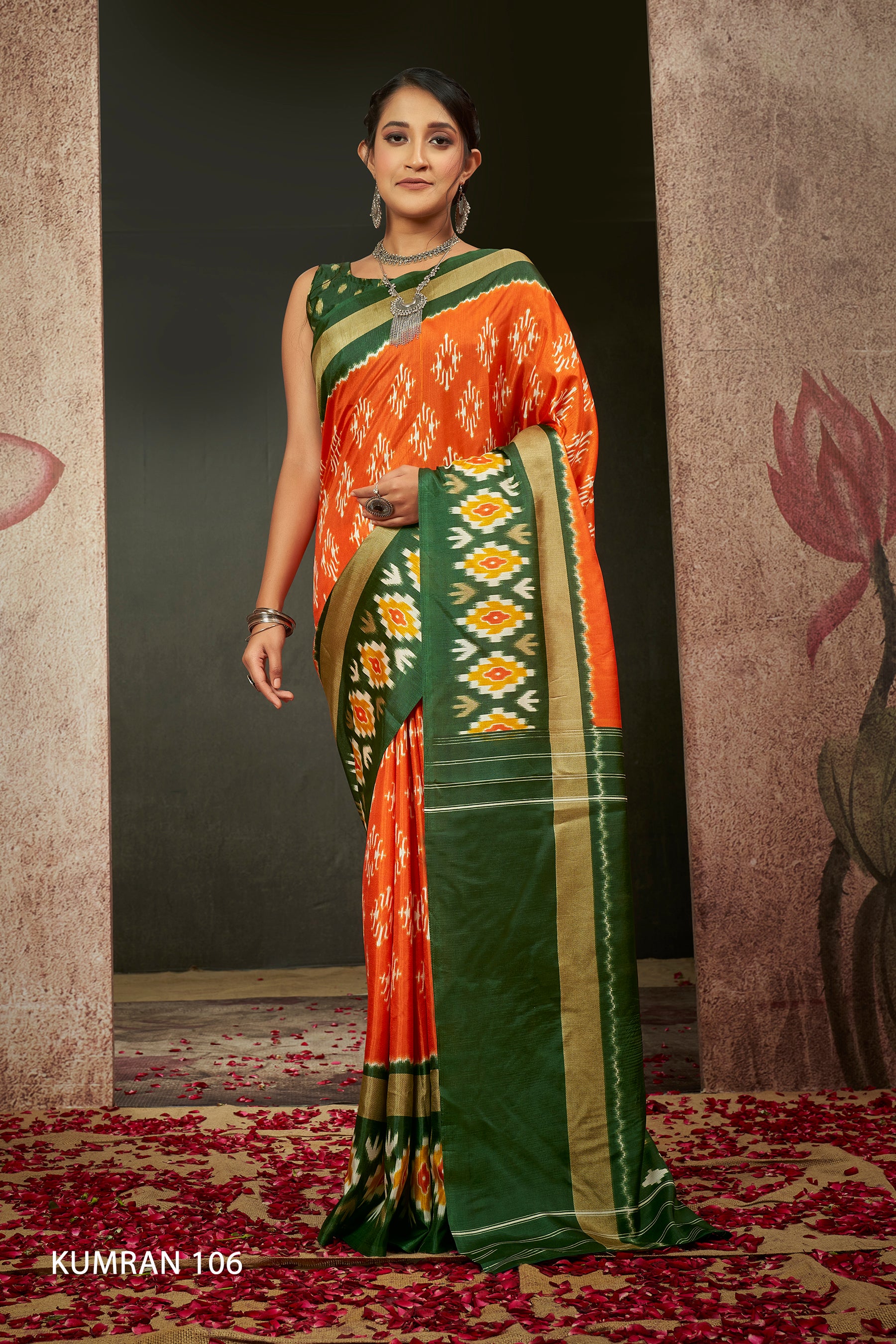 KUMRAN Contrast green pallu with detailed floral woven patterns