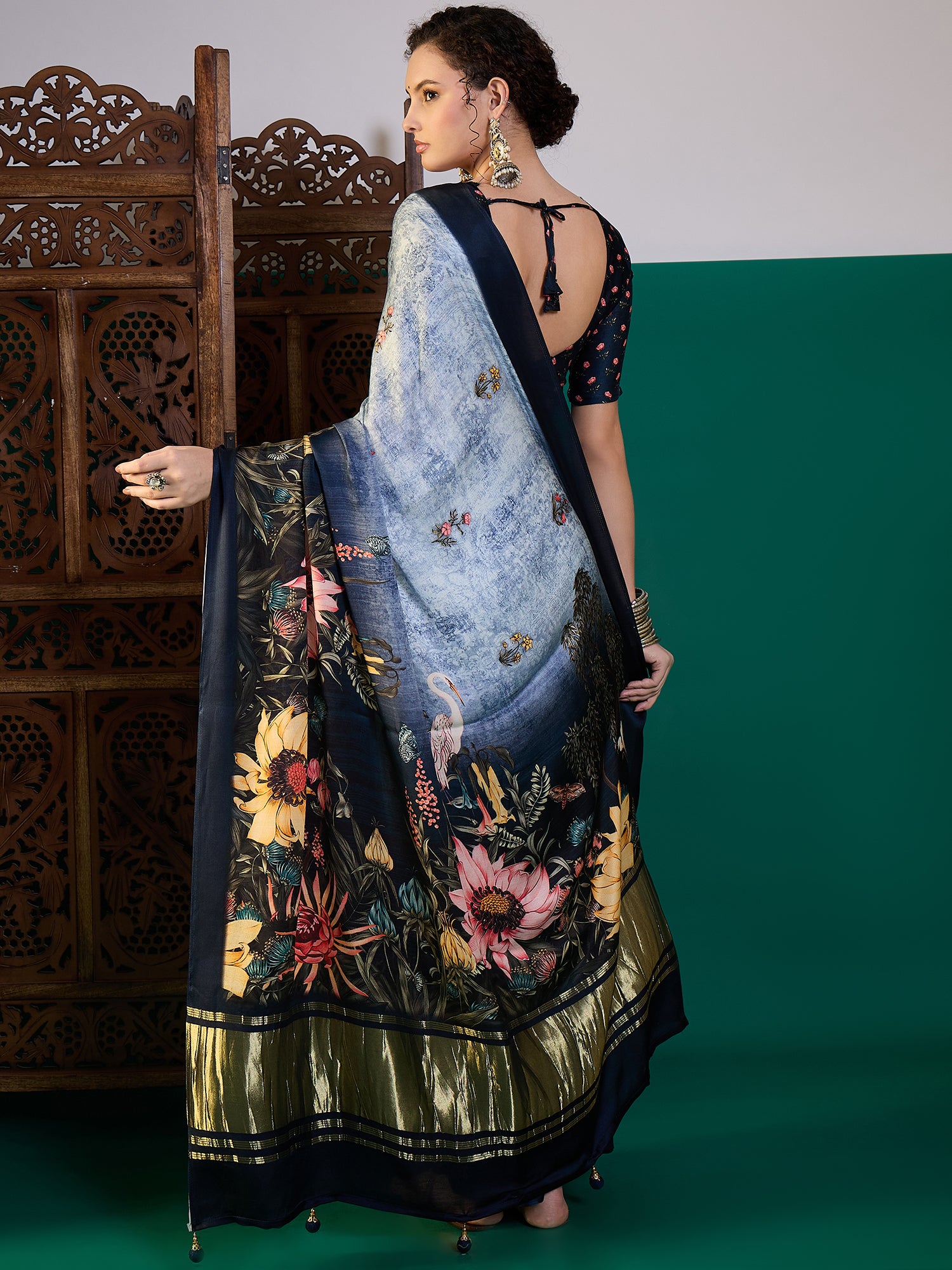 SURTAAL-Rich navy border with subtle zari detailing enhances the saree’s sophisticated appeal