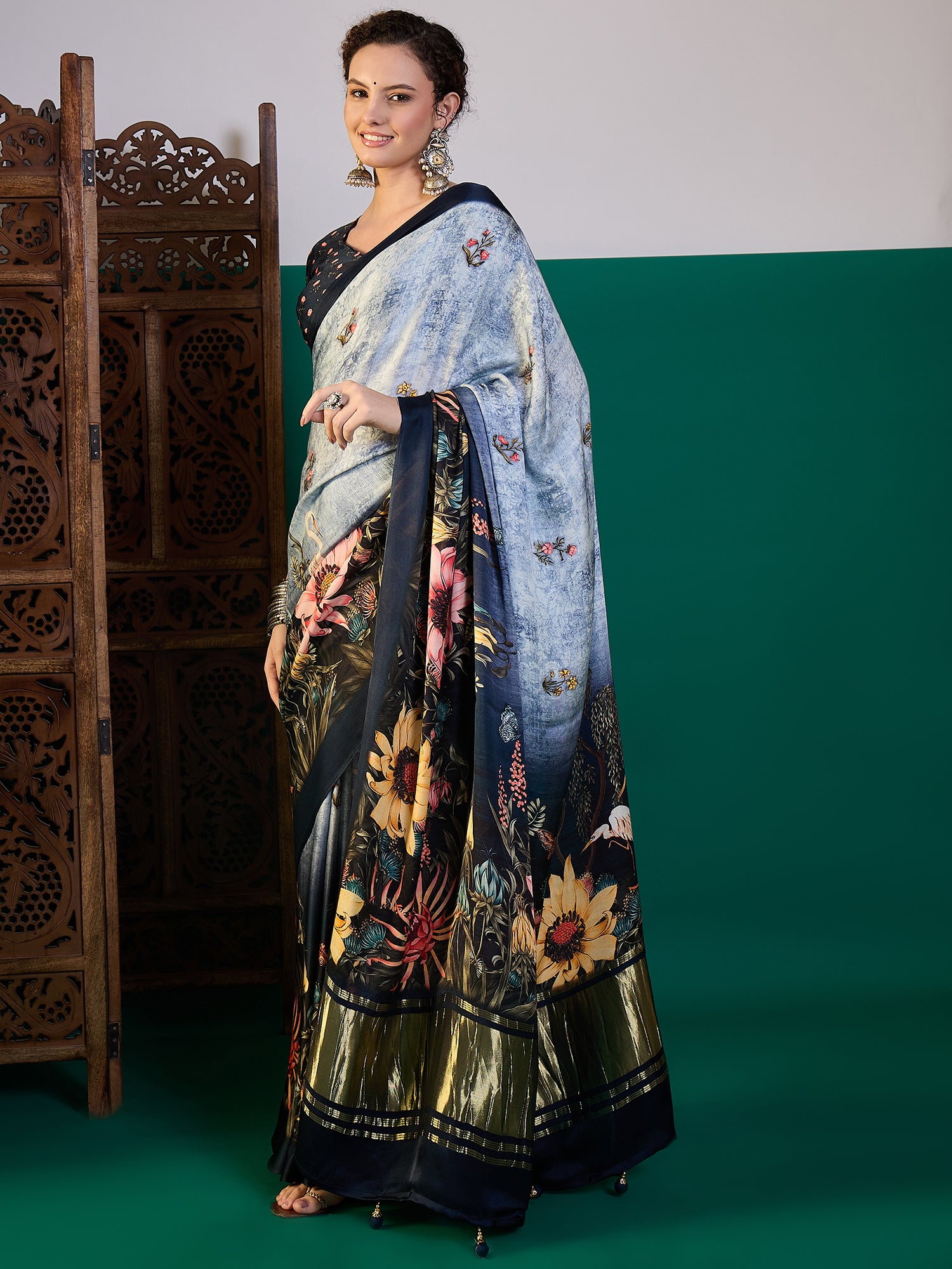 SURTAAL-Rich navy border with subtle zari detailing enhances the saree’s sophisticated appeal