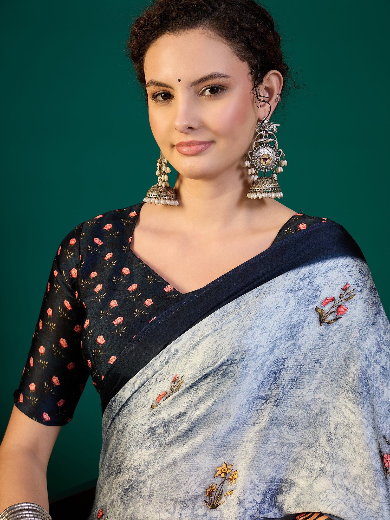 SURTAAL-Rich navy border with subtle zari detailing enhances the saree’s sophisticated appeal