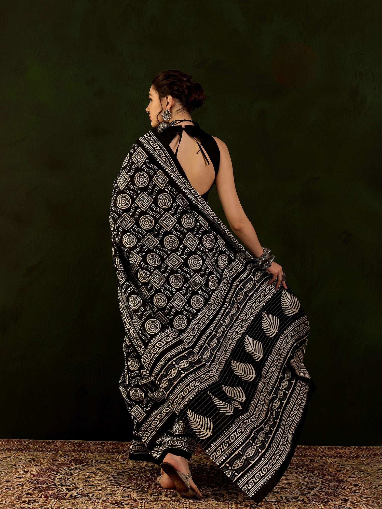WOMANIYA Women's Bollywood Floral Warli Printed Saree - Apple Lifestyle