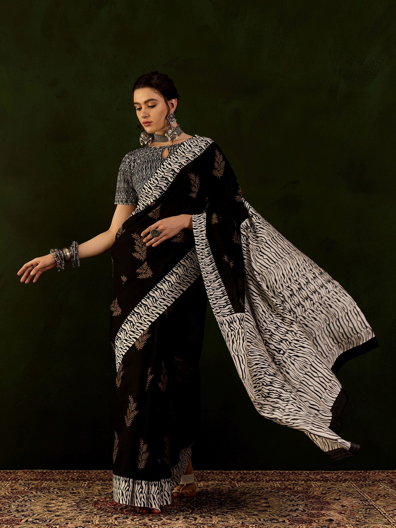 WOMANIYA Women's Cotton silk Geometric Printed & Border white combination Floral print Saree - Apple Lifestyle