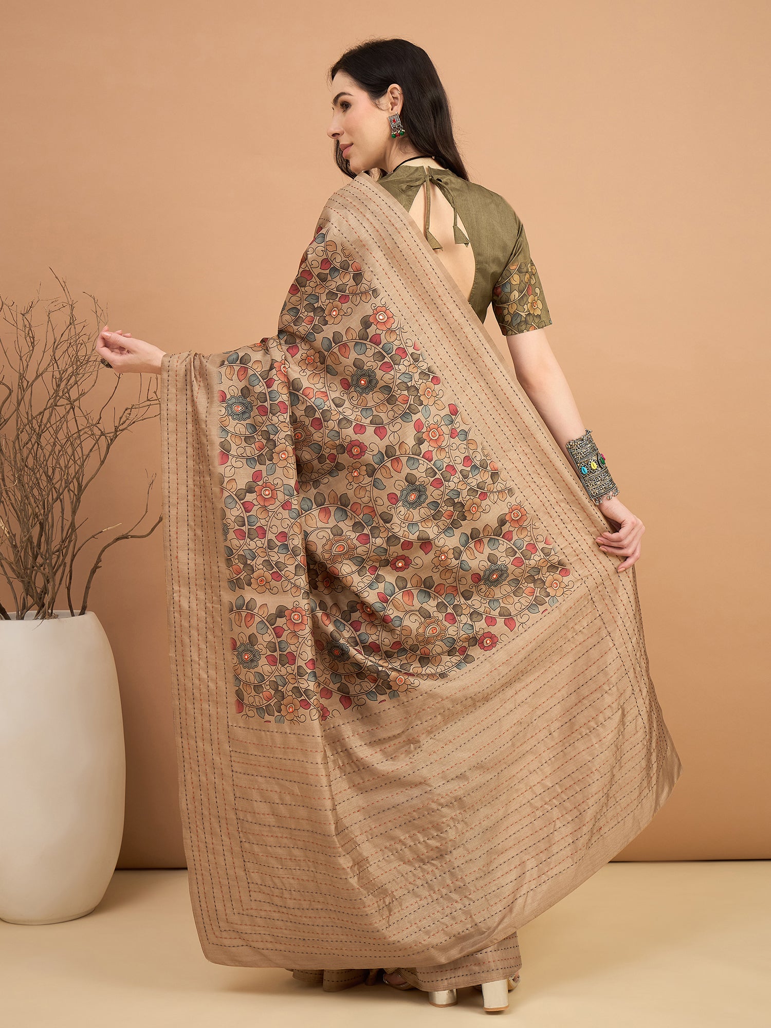 KATHAKARI-Broad pallu with finely detailed traditional-inspired patterns
