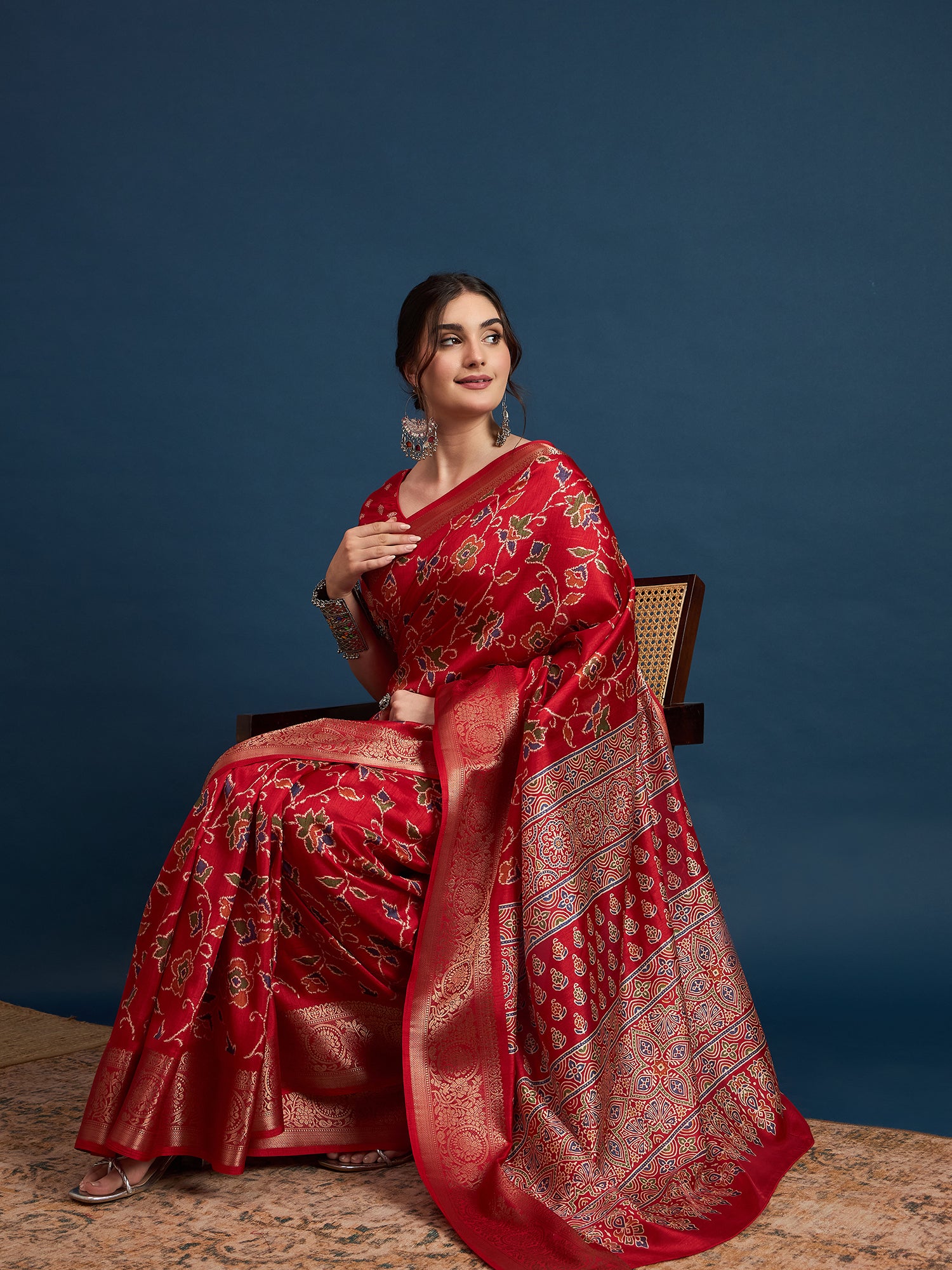 Women's Dola Fabric Jacquard Border Saree with Floral and Botanical Prints