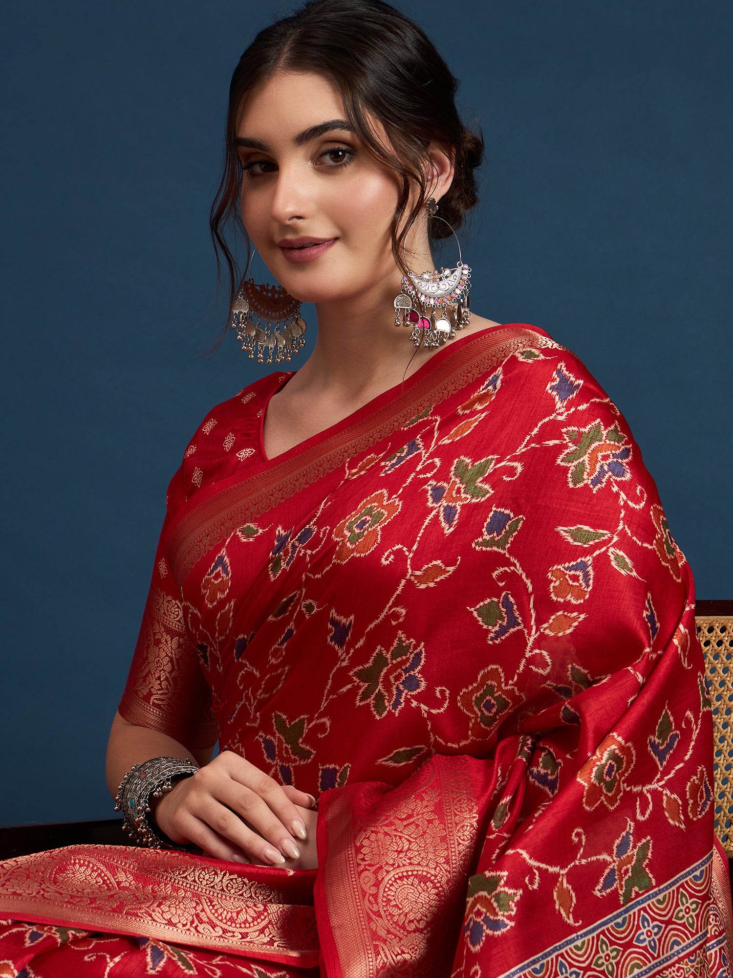 Women's Dola Fabric Jacquard Border Saree with Floral and Botanical Prints