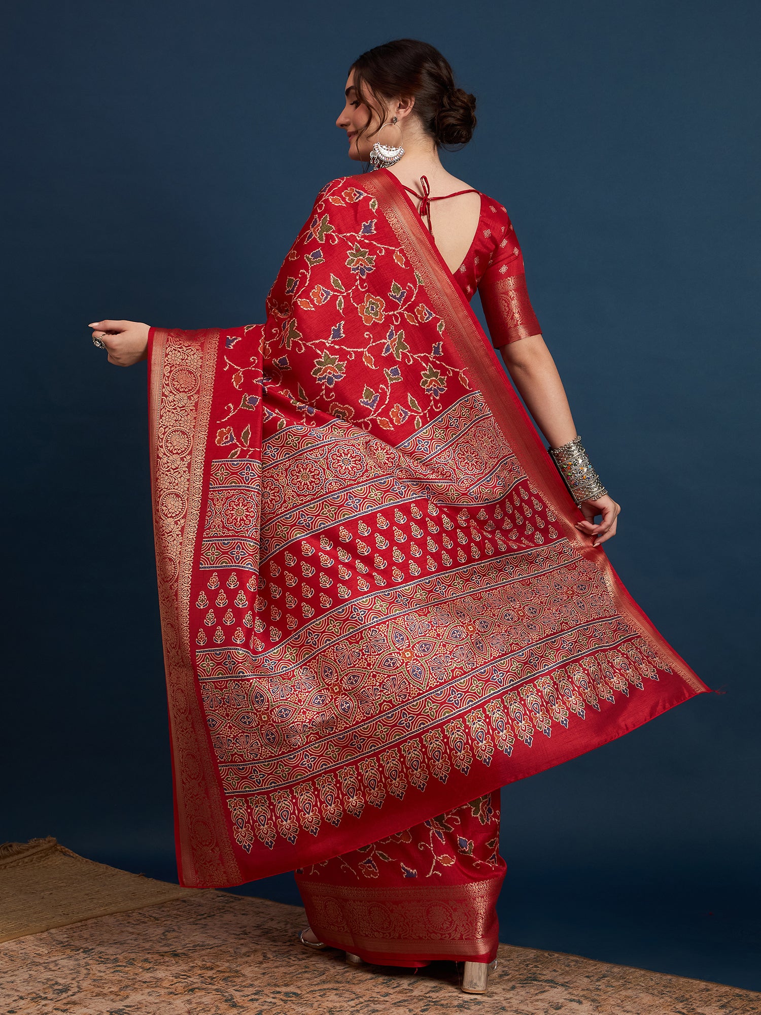 Women's Dola Fabric Jacquard Border Saree with Floral and Botanical Prints