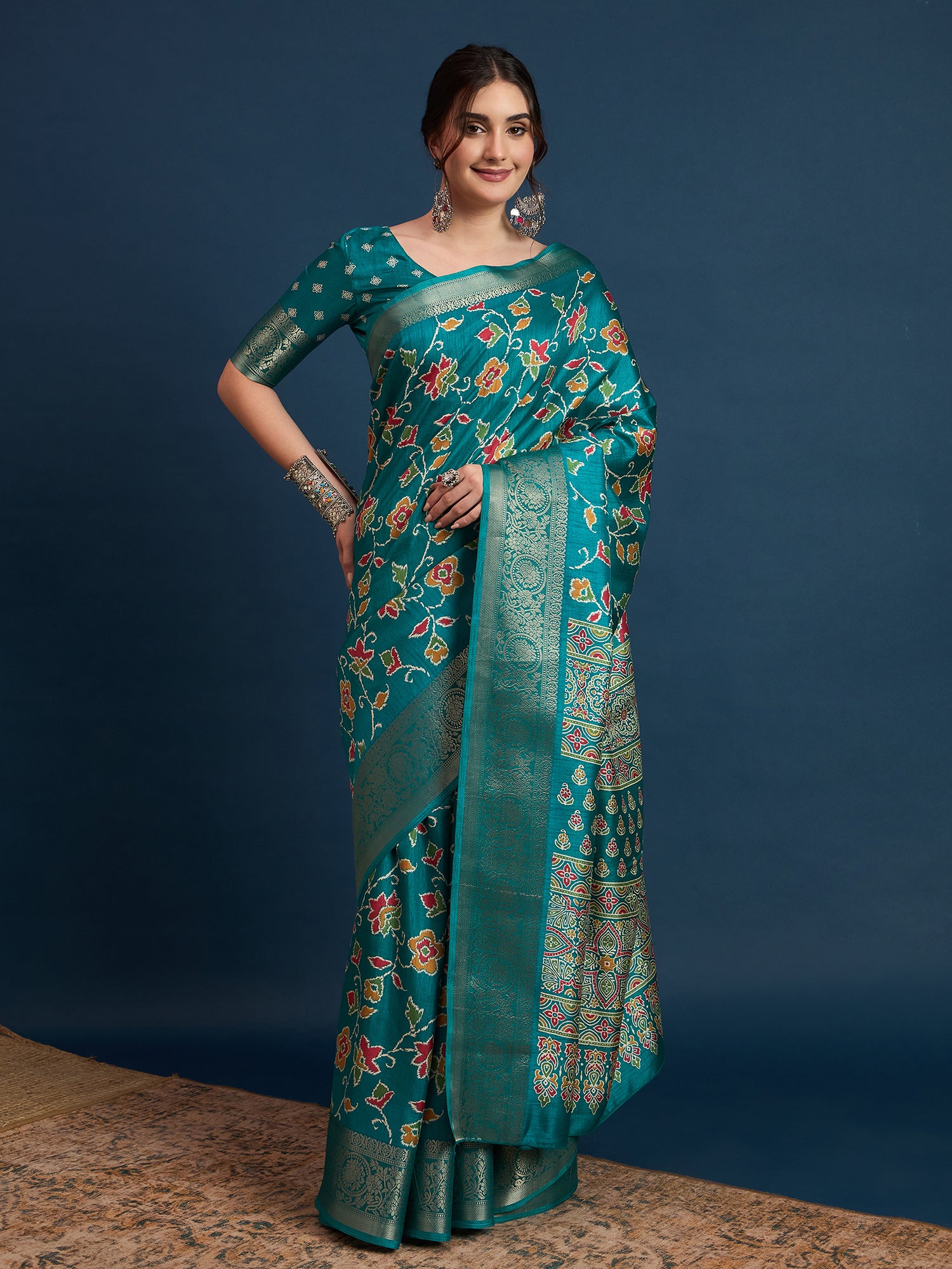 Women's Green Dola Fabric Jacquard Border Saree - Elegant Floral and Botanical Motifs