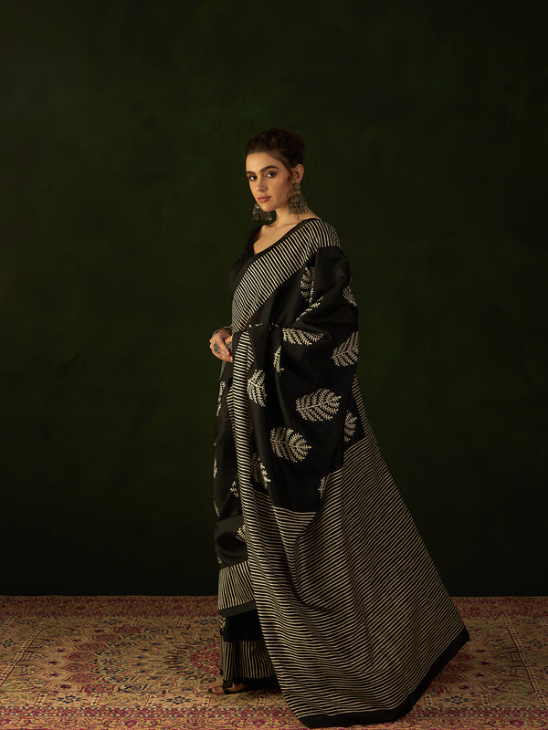 WOMANIYA Women's Cotton silk Geometric Floral printed Black & White combination Saree - Apple Lifestyle