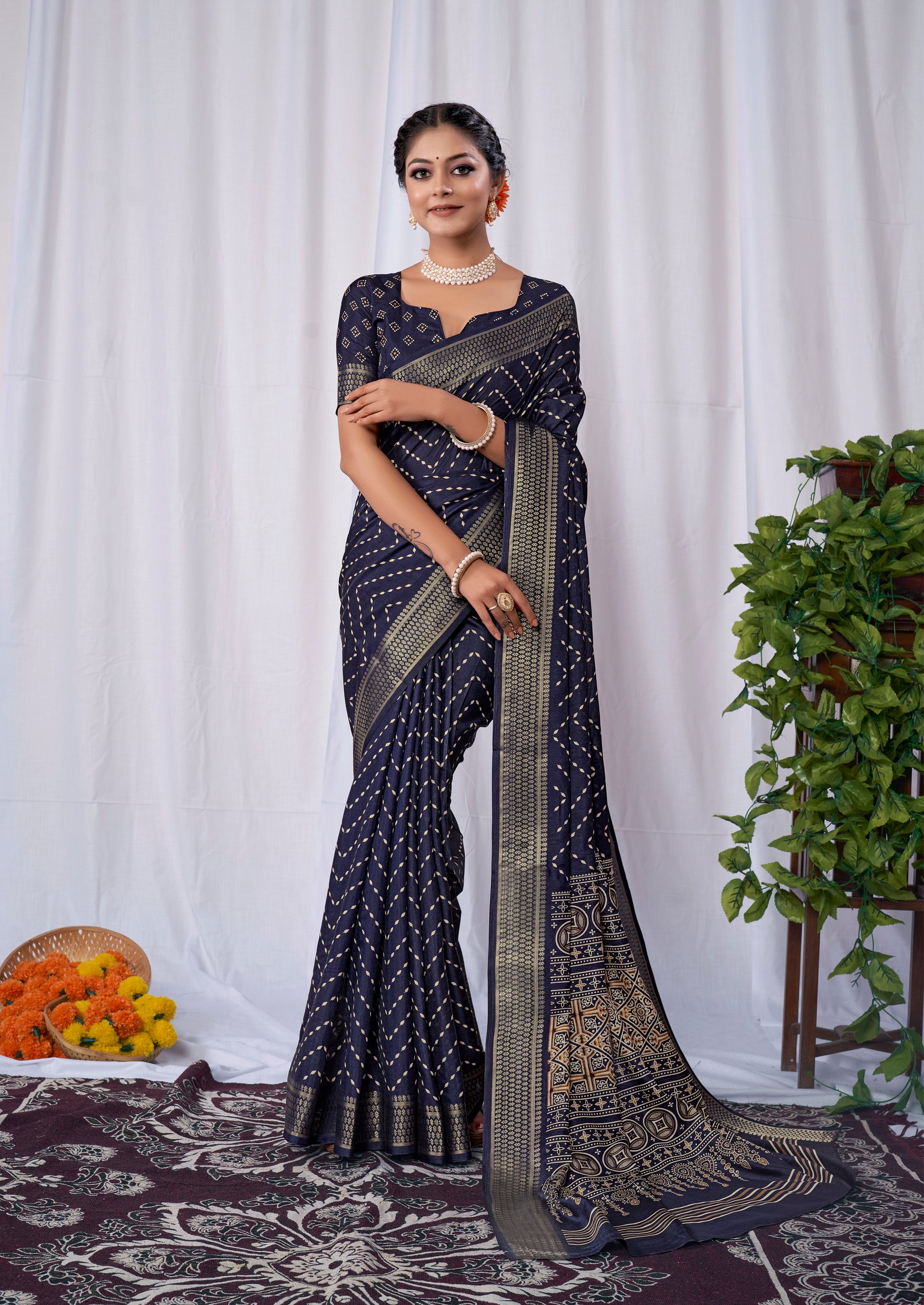 UNIVERSE Dola Silk Saree Zig Zag Leheriya Pattern Designer Pallu Zari Weaving Border - Apple Lifestyle
